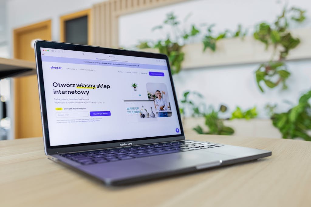 acercamiento de una pagina web en una laptop